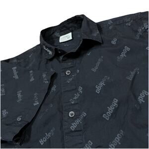 Bodeda Short Sleeve AOP Spellout Logo Button Up Shirt Black Size Medium